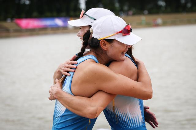(251111) -- GUANGZHOU, Nov. 11, 2025 (Xinhua) -- Chen Yunxia (R)/Zhang Ling of Shanghai celebrate after winning the women's double sculls final of rowing at China's 15th National Games in Guangzhou, south China's Guangdong Province, Nov. 11, 2025. (Xinhua/Pan Yulong)