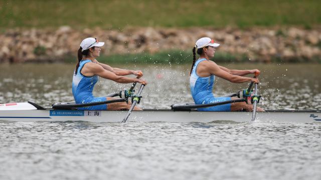 (251111) -- GUANGZHOU, Nov. 11, 2025 (Xinhua) -- Chen Yunxia (L)/Zhang Ling of Shanghai compete during the women's double sculls final of rowing at China's 15th National Games in Guangzhou, south China's Guangdong Province, Nov. 11, 2025. (Xinhua/Pan Yulong)