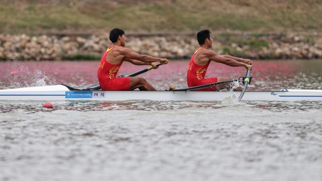 (251110) -- GUANGZHOU, Nov. 10, 2025 (Xinhua) -- Ren Lingjia/Zhou Minjiang of Sichuan compete during the men's pair final of rowing at China's 15th National Games in Guangzhou, south China's Guangdong Province, Nov. 11, 2025. (Xinhua/Pan Yulong)