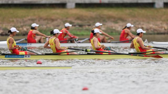 (251110) -- GUANGZHOU, Nov. 10, 2025 (Xinhua) -- Team Shandong compete during the women's four final of rowing at China's 15th National Games in Guangzhou, south China's Guangdong Province, Nov. 11, 2025. (Xinhua/Pan Yulong)