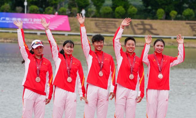 (251111) -- GUANGZHOU, Nov. 11, 2025 (Xinhua) -- Bronze medalists team Sichuan pose during the awarding ceremony after the women's four final of rowing at China's 15th National Games in Guangzhou, south China's Guangdong Province, Nov. 11, 2025. (Xinhua/Xiao Ennan)