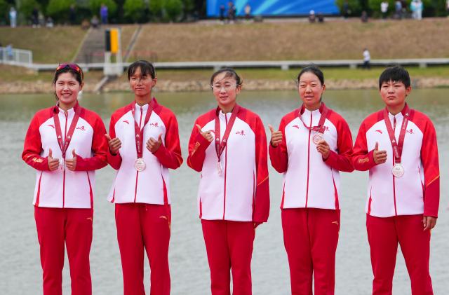 (251111) -- GUANGZHOU, Nov. 11, 2025 (Xinhua) -- Silver medalists team Shandong pose during the awarding ceremony after the women's four final of rowing at China's 15th National Games in Guangzhou, south China's Guangdong Province, Nov. 11, 2025. (Xinhua/Xiao Ennan)