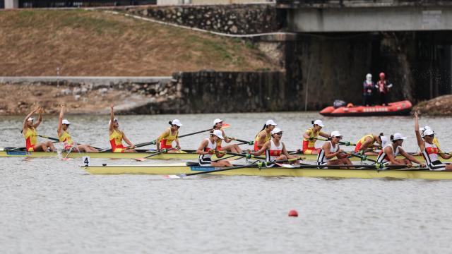 (251110) -- GUANGZHOU, Nov. 10, 2025 (Xinhua) -- Team Shandong (back) and team Guangdong react after the women's eight final of rowing at China's 15th National Games in Guangzhou, south China's Guangdong Province, Nov. 11, 2025. (Xinhua/Pan Yulong)