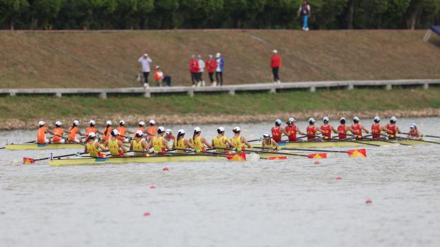 (251110) -- GUANGZHOU, Nov. 10, 2025 (Xinhua) -- Team Shandong (C) compete during the women's eight final of rowing at China's 15th National Games in Guangzhou, south China's Guangdong Province, Nov. 11, 2025. (Xinhua/Pan Yulong)
