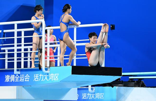 (251111) -- GUANGZHOU, Nov. 11, 2025 (Xinhua) -- Chen Yiwen (R) warms up before the women's 3m springboard final of diving at China's 15th National Games in Guangzhou, south China's Guangdong Province, Nov. 11, 2025. (Xinhua/Tang Yi)