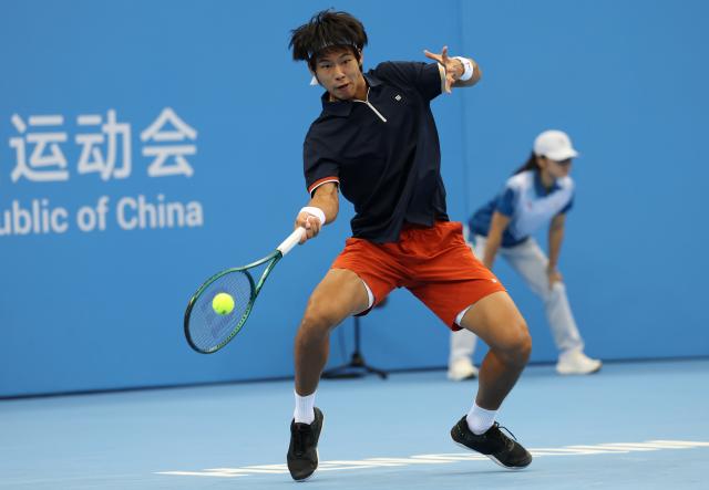 (251111) -- HENGQIN, Nov. 11, 2025 (Xinhua) -- Zhou Yi of Guangxi competes against Shang Juncheng of Beijing during the junior men's team semifinal match between Beijing and Guangxi at China's 15th National Games in Hengqin, south China's Guangdong Province, Nov. 11, 2025. (Xinhua/Zhang Chenlin)