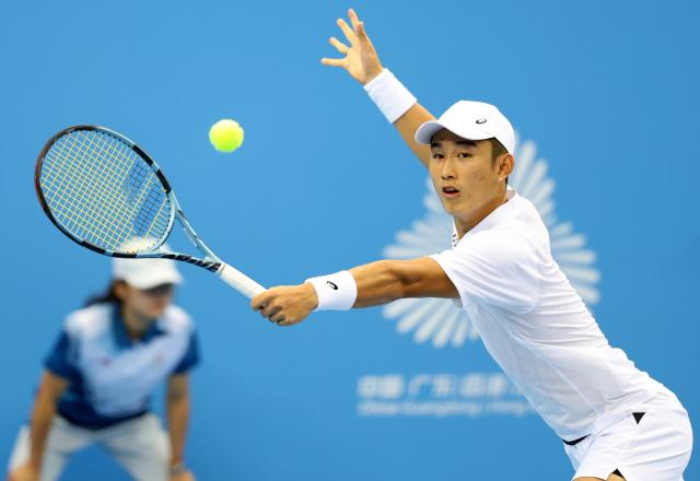 (251111) -- HENGQIN, Nov. 11, 2025 (Xinhua) -- Shang Juncheng of Beijing competes against Zhou Yi of Guangxi during the junior men's team semifinal match between Beijing and Guangxi at China's 15th National Games in Hengqin, south China's Guangdong Province, Nov. 11, 2025. (Xinhua/Zhang Chenlin)