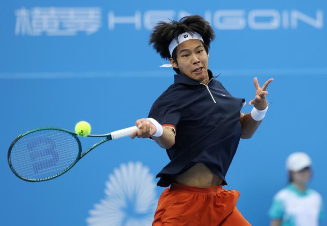 (251111) -- HENGQIN, Nov. 11, 2025 (Xinhua) -- Zhou Yi of Guangxi competes against Shang Juncheng of Beijing during the junior men's team semifinal match between Beijing and Guangxi at China's 15th National Games in Hengqin, south China's Guangdong Province, Nov. 11, 2025. (Xinhua/Zhang Chenlin)