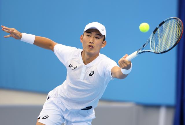 (251111) -- HENGQIN, Nov. 11, 2025 (Xinhua) -- Shang Juncheng of Beijing competes against Zhou Yi of Guangxi during the junior men's team semifinal match between Beijing and Guangxi at China's 15th National Games in Hengqin, south China's Guangdong Province, Nov. 11, 2025. (Xinhua/Zhang Chenlin)