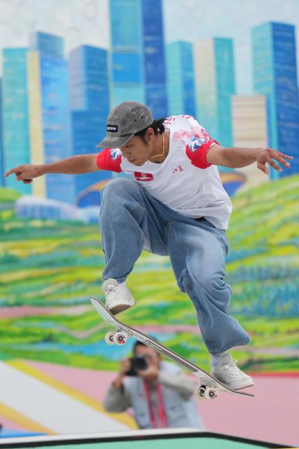 (251111) -- HUIZHOU, Nov. 11, 2025 (Xinhua) -- Gao Qunxiang of Jiangsu competes during the men's street final of skateboarding at China's 15th National Games in Huizhou, south China's Guangdong Province, Nov. 11, 2025. (Xinhua/Liu Kun)