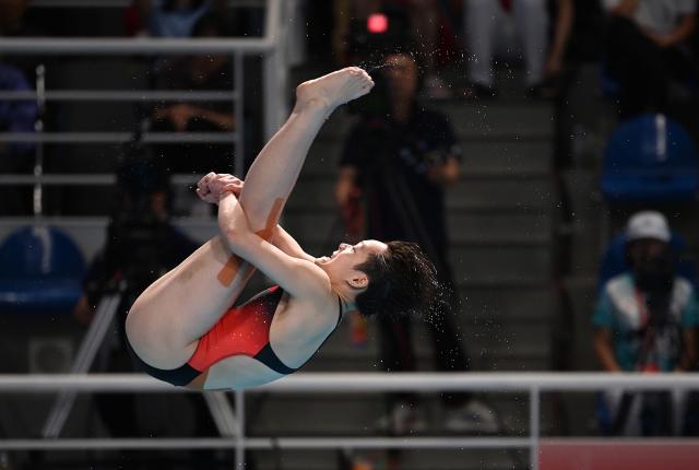 (251111) -- GUANGZHOU, Nov. 11, 2025 (Xinhua) -- Chen Yiwen of Guangdong competes during the women's 3m springboard final of diving at China's 15th National Games in Guangzhou, south China's Guangdong Province, Nov. 11, 2025. (Xinhua/Tang Yi)