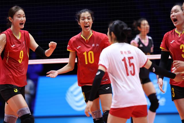 (251111) -- MACAO, Nov. 11, 2025 (Xinhua) -- Wang Yiting (2nd L) of Zhejiang celebrates scoring with teammates during women's volleyball group B match between Shanghai and Zhejiang at China's 15th National Games in Macao, south China, Nov. 11, 2025. (Xinhua/Chen Bin)