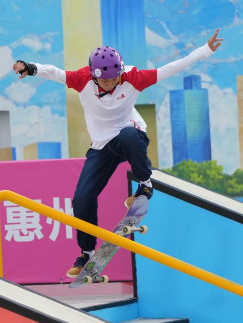 (251111) -- HUIZHOU, Nov. 11, 2025 (Xinhua) -- Cui Chenxi of Shandong competes during the women's street final of skateboarding at China's 15th National Games in Huizhou, south China's Guangdong Province, Nov. 11, 2025. (Xinhua/Liu Kun)