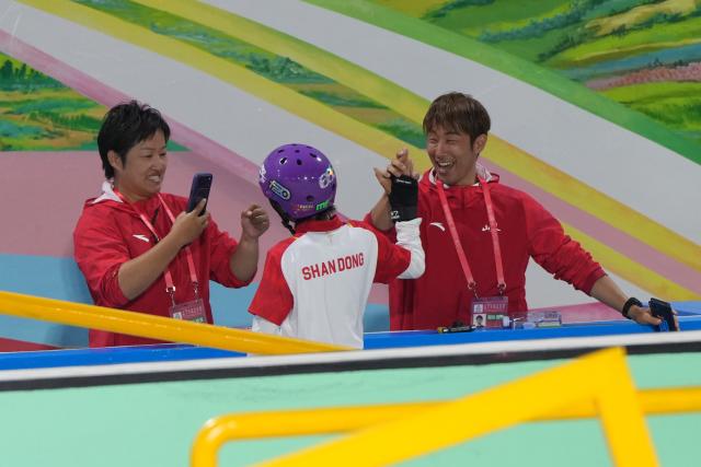 (251111) -- HUIZHOU, Nov. 11, 2025 (Xinhua) -- Cui Chenxi (C) of Shandong celebrates with her coaches during the women's street final of skateboarding at China's 15th National Games in Huizhou, south China's Guangdong Province, Nov. 11, 2025. (Xinhua/Liu Kun)