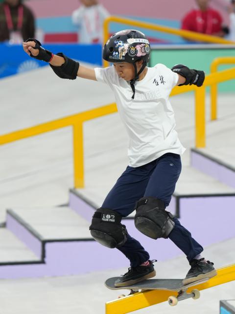 (251111) -- HUIZHOU, Nov. 11, 2025 (Xinhua) -- Zhu Annan of Jilin competes during the women's street final of skateboarding at China's 15th National Games in Huizhou, south China's Guangdong Province, Nov. 11, 2025. (Xinhua/Liu Kun)