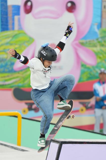 (251111) -- HUIZHOU, Nov. 11, 2025 (Xinhua) -- Xu Linlong of Shanghai competes during the women's street final of skateboarding at China's 15th National Games in Huizhou, south China's Guangdong Province, Nov. 11, 2025. (Xinhua/Liu Kun)