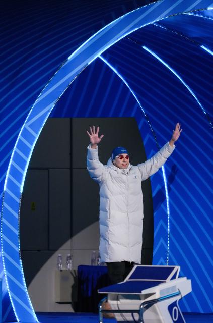 (251111) -- SHENZHEN, Nov. 11, 2025 (Xinhua) -- Yan Zibei of Hubei greets the spectators before the men's 100m breaststroke final of swimming event at China's 15th National Games in Shenzhen, south China's Guangdong Province, Nov. 11, 2025. (Xinhua/Xue Yuge)