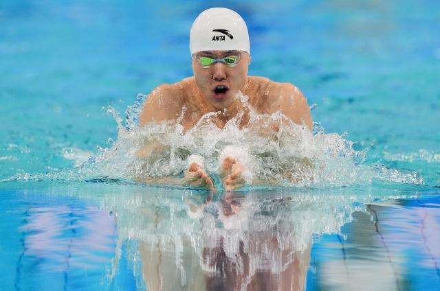 (251111) -- SHENZHEN, Nov. 11, 2025 (Xinhua) -- Qin Haiyang of Shanghai competes during the men's 100m breaststroke final of swimming event at China's 15th National Games in Shenzhen, south China's Guangdong Province, Nov. 11, 2025. (Xinhua/Xia Yifang)