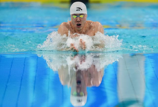 (251111) -- SHENZHEN, Nov. 11, 2025 (Xinhua) -- Qin Haiyang of Shanghai competes during the men's 100m breaststroke final of swimming event at China's 15th National Games in Shenzhen, south China's Guangdong Province, Nov. 11, 2025. (Xinhua/Xia Yifang)