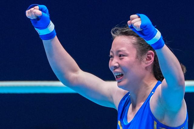 (251111) -- SHENZHEN, Nov. 11, 2025 (Xinhua) -- Chen Ziyi of Shaanxi celebrates after defeating Yang Chengyu of Guizhou during the women's 60 kg final of boxing at China's 15th National Games in Shenzhen, south China's Guangdong Province, Nov. 11, 2025. (Xinhua/Peng Yikai)