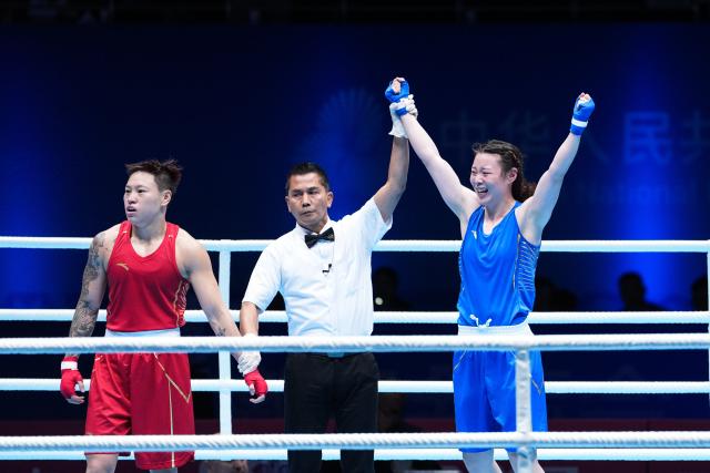 (251111) -- SHENZHEN, Nov. 11, 2025 (Xinhua) -- Chen Ziyi (R) of Shaanxi celebrates after defeating Yang Chengyu of Guizhou during the women's 60 kg final of boxing at China's 15th National Games in Shenzhen, south China's Guangdong Province, Nov. 11, 2025. (Xinhua/Peng Yikai)