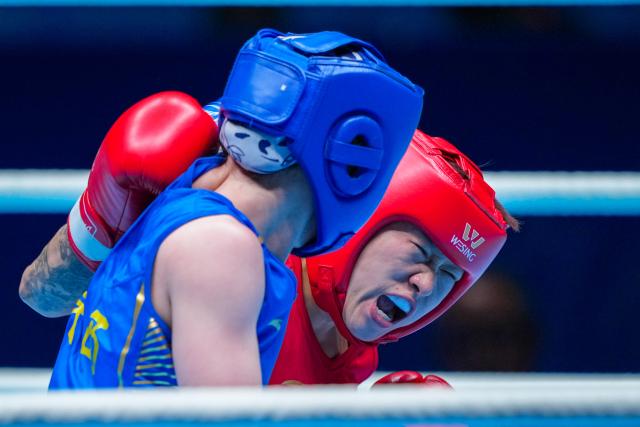 (251111) -- SHENZHEN, Nov. 11, 2025 (Xinhua) -- Chen Ziyi of Shaanxi competes against Yang Chengyu (R) of Guizhou during the women's 60 kg final of boxing at China's 15th National Games in Shenzhen, south China's Guangdong Province, Nov. 11, 2025. (Xinhua/Peng Yikai)