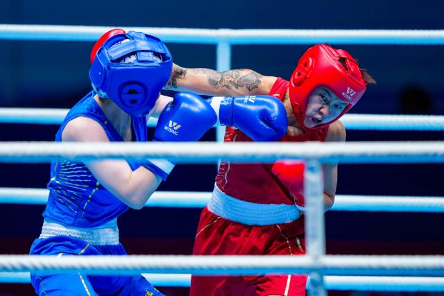 (251111) -- SHENZHEN, Nov. 11, 2025 (Xinhua) -- Chen Ziyi (L) of Shaanxi competes against Yang Chengyu of Guizhou during the women's 60 kg final of boxing at China's 15th National Games in Shenzhen, south China's Guangdong Province, Nov. 11, 2025. (Xinhua/Peng Yikai)