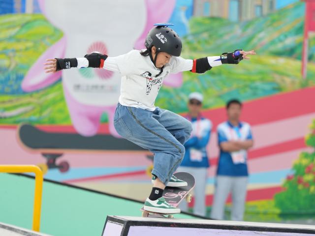 (251111) -- HUIZHOU, Nov. 11, 2025 (Xinhua) -- Xu Linlong of Shanghai competes during the women's street final of skateboarding at China's 15th National Games in Huizhou, south China's Guangdong Province, Nov. 11, 2025. (Xinhua/Liu Kun)