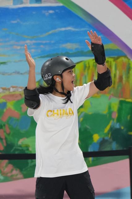 (251111) -- HUIZHOU, Nov. 11, 2025 (Xinhua) -- Zhu Yuanling of Guangdong celebrates during the women's street final of skateboarding at China's 15th National Games in Huizhou, south China's Guangdong Province, Nov. 11, 2025. (Xinhua/Liu Kun)