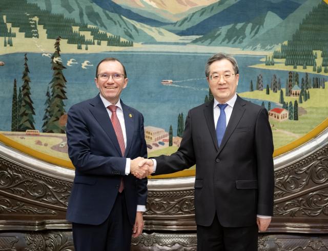 (251111) -- BEIJING, Nov. 11, 2025 (Xinhua) -- Chinese Vice Premier Ding Xuexiang, also a member of the Standing Committee of the Political Bureau of the Communist Party of China Central Committee, meets with Norwegian Foreign Minister Espen Barth Eide in Beijing, capital of China, Nov. 11, 2025. (Xinhua/Zhai Jianlan)