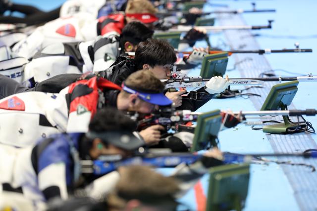 (251111) -- CAIRO, Nov. 11, 2025 (Xinhua) -- Liu Yukun of China competes during the 50m rifle 3 positions men's final of shooting at the 2025 ISSF World Championship Rifle/Pistol in Cairo, Egypt, on Nov. 11, 2025. (Xinhua/Sui Xiankai)