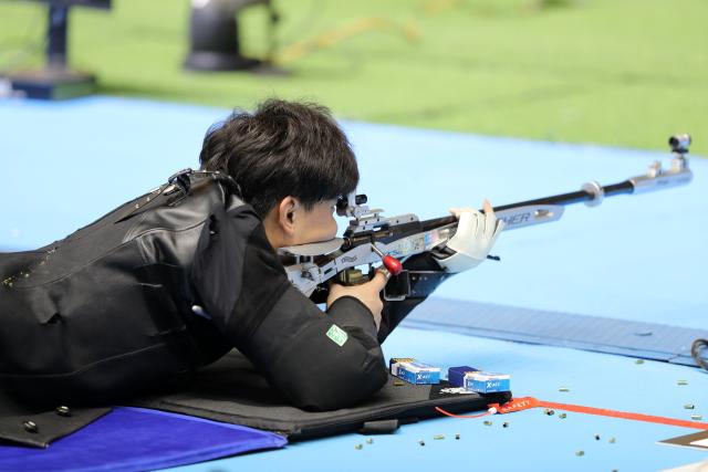 (251111) -- CAIRO, Nov. 11, 2025 (Xinhua) -- Liu Yukun of China competes during the 50m rifle 3 positions men's final of shooting at the 2025 ISSF World Championship Rifle/Pistol in Cairo, Egypt, on Nov. 11, 2025. (Xinhua/Sui Xiankai)