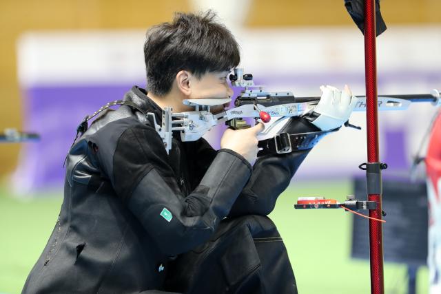 (251111) -- CAIRO, Nov. 11, 2025 (Xinhua) -- Liu Yukun of China competes during the 50m rifle 3 positions men's final of shooting at the 2025 ISSF World Championship Rifle/Pistol in Cairo, Egypt, on Nov. 11, 2025. (Xinhua/Sui Xiankai)