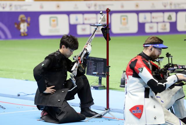 (251111) -- CAIRO, Nov. 11, 2025 (Xinhua) -- Liu Yukun (L) of China reacts during the 50m rifle 3 positions men's final of shooting at the 2025 ISSF World Championship Rifle/Pistol in Cairo, Egypt, on Nov. 11, 2025. (Xinhua/Sui Xiankai)