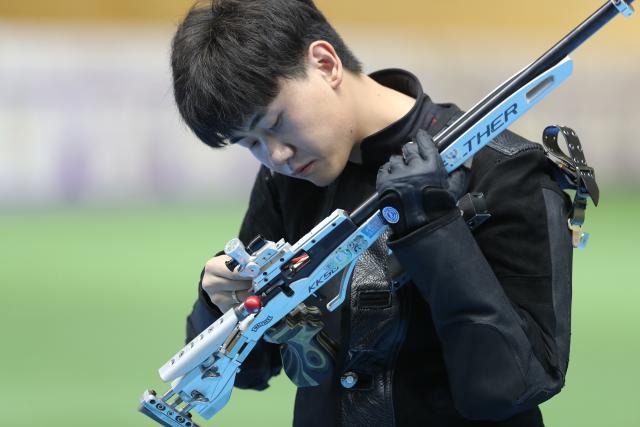 (251111) -- CAIRO, Nov. 11, 2025 (Xinhua) -- Liu Yukun of China reacts during the 50m rifle 3 positions men's final of shooting at the 2025 ISSF World Championship Rifle/Pistol in Cairo, Egypt, on Nov. 11, 2025. (Xinhua/Sui Xiankai)