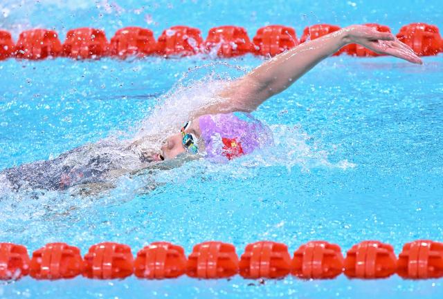 (251111) -- SHENZHEN, Nov. 11, 2025 (Xinhua) -- Peng Xuwei of Hubei competes during the women's 100m backstroke semifinal of swimming event at China's 15th National Games in Shenzhen, south China's Guangdong Province, Nov. 11, 2025. (Xinhua/Chen Yichen)