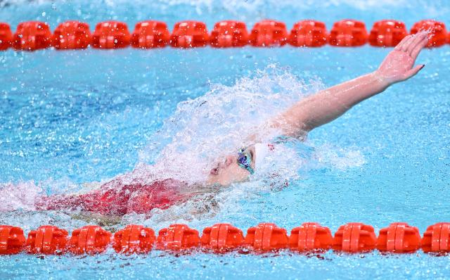 (251111) -- SHENZHEN, Nov. 11, 2025 (Xinhua) -- Wan Letian of Jiangxi competes during the women's 100m backstroke semifinal of swimming event at China's 15th National Games in Shenzhen, south China's Guangdong Province, Nov. 11, 2025. (Xinhua/Chen Yichen)