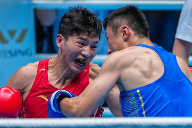 (251111) -- SHENZHEN, Nov. 11, 2025 (Xinhua) -- Wang Xiaobao (L) of Sichuan competes against Wang Jinxiang of Shandong Sport University during the men's 80 kg final of boxing at China's 15th National Games in Shenzhen, south China's Guangdong Province, Nov. 11, 2025. (Xinhua/Peng Yikai)