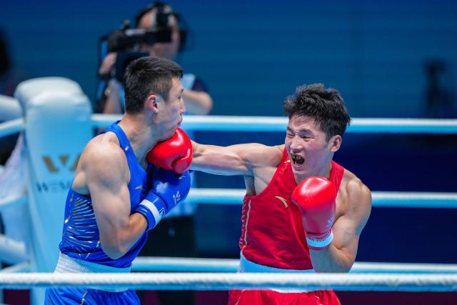 (251111) -- SHENZHEN, Nov. 11, 2025 (Xinhua) -- Wang Xiaobao (R) of Sichuan competes against Wang Jinxiang of Shandong Sport University during the men's 80 kg final of boxing at China's 15th National Games in Shenzhen, south China's Guangdong Province, Nov. 11, 2025. (Xinhua/Peng Yikai)