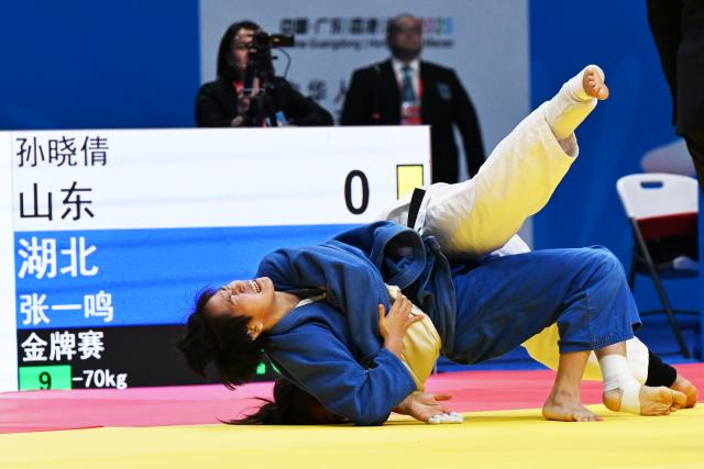 (251111) -- ZHAOQING, Nov. 11, 2025 (Xinhua) -- Sun Xiaoqian (back) of Shandong competes against Zhang Yiming of Hubei during the Judo women's -70kg final at China's 15th National Games in Zhaoqing, south China's Guangdong Province, Nov. 11, 2025. (Xinhua/Zhu Xiang)