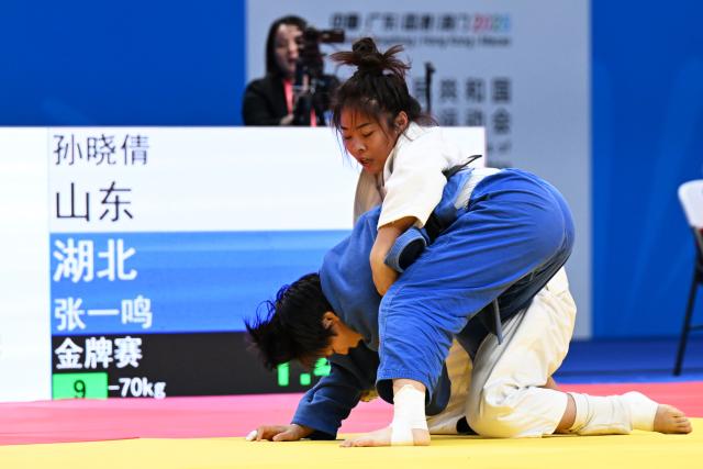 (251111) -- ZHAOQING, Nov. 11, 2025 (Xinhua) -- Sun Xiaoqian (back) of Shandong competes against Zhang Yiming of Hubei during the Judo women's -70kg final at China's 15th National Games in Zhaoqing, south China's Guangdong Province, Nov. 11, 2025. (Xinhua/Zhu Xiang)