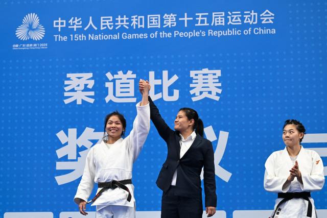 (251111) -- ZHAOQING, Nov. 11, 2025 (Xinhua) -- Gold medalist Sun Xiaoqian (L) of Shandong reacts during the awarding ceremony for the Judo women's -70kg at China's 15th National Games in Zhaoqing, south China's Guangdong Province, Nov. 11, 2025. (Xinhua/Zhu Xiang)