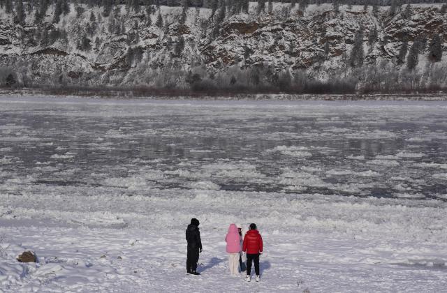 (251111) -- MOHE, Nov. 11, 2025 (Xinhua) -- Tourists enjoy the scenery of ice flow on the Mohe section of the Heilongjiang River in northeast China's Heilongjiang Province, on Nov. 11, 2025. (Photo by Liang Zhiqiang/Xinhua)