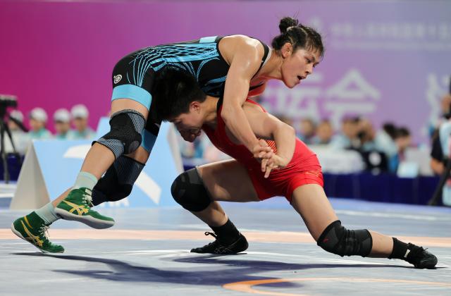 (251111) -- QINGYUAN, Nov. 11, 2025 (Xinhua) -- Long Jia (R) of Yunnan competes against Han Yue of Jiangsu during the women's freestyle 68kg final match of wrestling at China's 15th National Games in Qingyuan, south China's Guangdong Province, Nov. 11, 2025. (Xinhua/Li Ran)