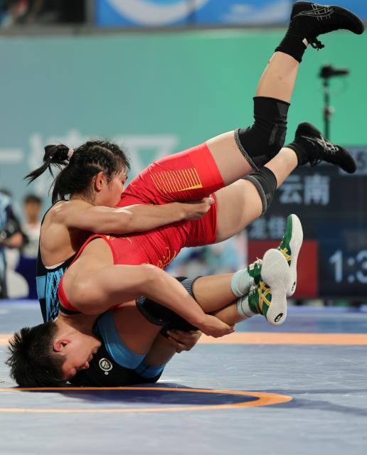 (251111) -- QINGYUAN, Nov. 11, 2025 (Xinhua) -- Long Jia (red) of Yunnan competes against Han Yue of Jiangsu during the women's freestyle 68kg final match of wrestling at China's 15th National Games in Qingyuan, south China's Guangdong Province, Nov. 11, 2025. (Xinhua/Li Ran)