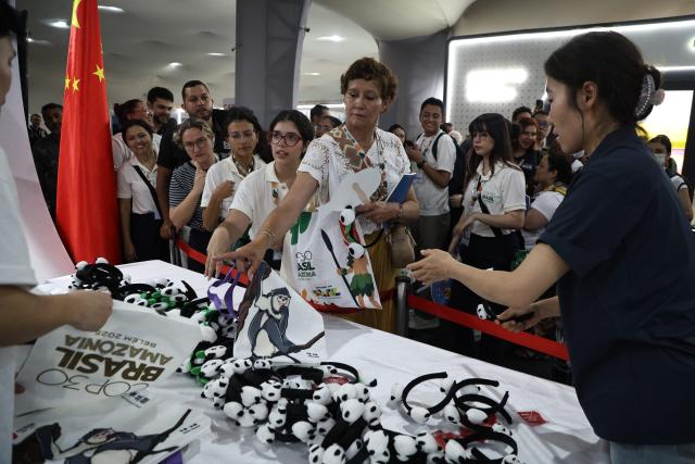(251111) -- BELEM, Nov. 11, 2025 (Xinhua) -- Participants get souvenirs at the China Pavilion during the 30th UN Climate Change Conference (COP30) in Belem, Brazil, Nov. 10, 2025. On Monday, the "China Pavilion" series of the COP30 side events kicked off in Belem, with the first session focusing on ecological civilization and the practice of building a "Beautiful China."
   The series will continue through Nov. 20, with upcoming sessions covering topics such as the high-quality development and experience-sharing of China's carbon market, China's path toward carbon peaking and carbon neutrality, and China's energy transition and new energy development. (Photo by Claudia Martini/Xinhua)