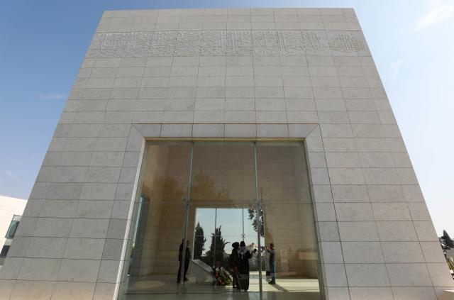 (251111) -- RAMALLAH, Nov. 11, 2025 (Xinhua) -- Photo taken on Nov. 11, 2025 shows the grave of late Palestinian leader Yasser Arafat in the West Bank city of Ramallah. Palestinians in the West Bank gathered on Tuesday to mark the 21st anniversary of the death of late Palestinian leader Yasser Arafat. (Photo by Ayman Nobani/Xinhua)