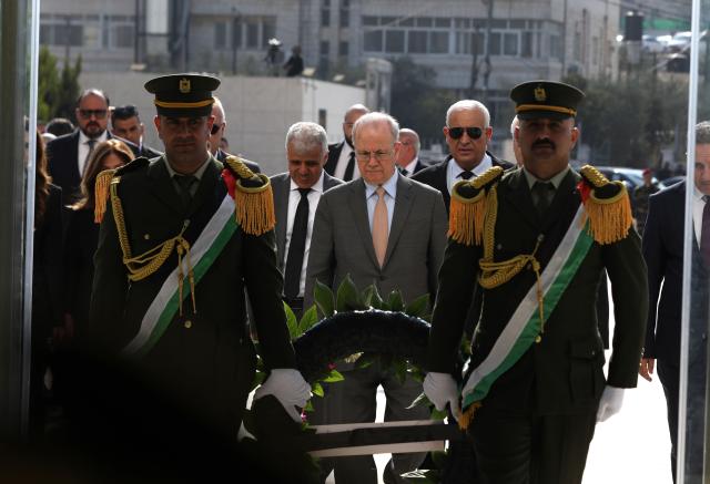 (251111) -- RAMALLAH, Nov. 11, 2025 (Xinhua) -- Palestinian Prime Minister Mohammad Mustafa visits the grave of late Palestinian leader Yasser Arafat in the West Bank city of Ramallah, Nov. 11, 2025. Palestinians in the West Bank gathered on Tuesday to mark the 21st anniversary of the death of late Palestinian leader Yasser Arafat. (Photo by Ayman Nobani/Xinhua)