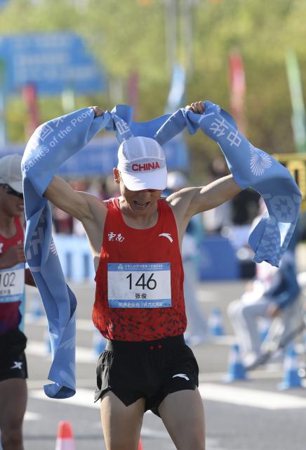 (251112) -- ZHUHAI, Nov. 12, 2025 (Xinhua) -- Zhang Jun of Yunnan celebrates after crossing the finish line during the men's 20km race walk final at China's 15th National Games in Zhuhai, south China's Guangdong Province, Nov. 12, 2025. (Xinhua/Mao Siqian)