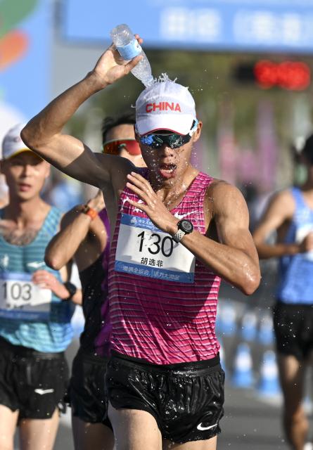 (251112) -- ZHUHAI, Nov. 12, 2025 (Xinhua) -- Athletes compete during the men's 20km race walk of athletics at China's 15th National Games in Zhuhai, south China's Guangdong Province, Nov. 12, 2025. (Xinhua/Lian Zhen)